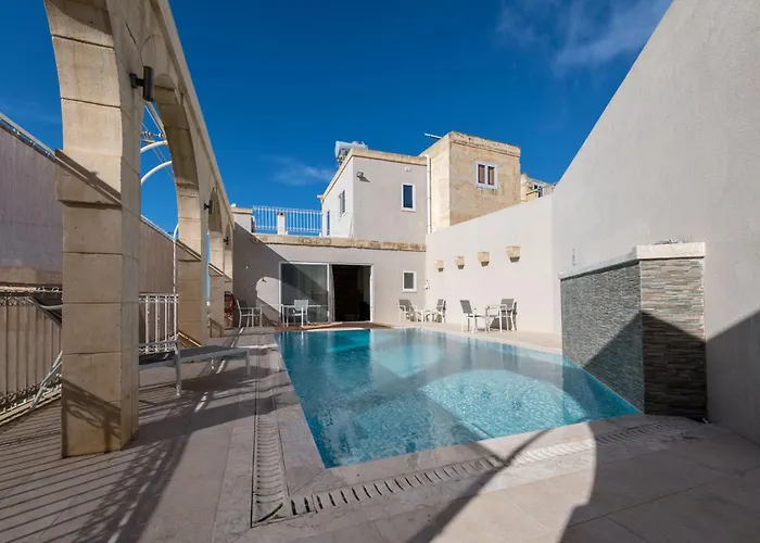 4 Bedroom Holiday Home With Private Pool