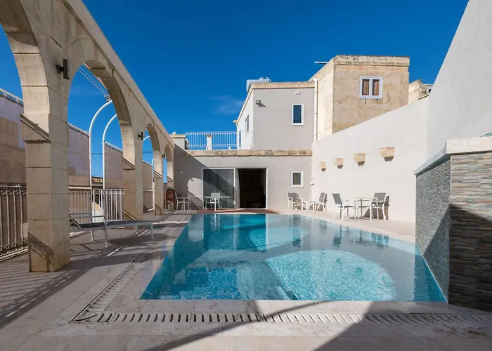 4 Bedroom Holiday Home With Private Pool