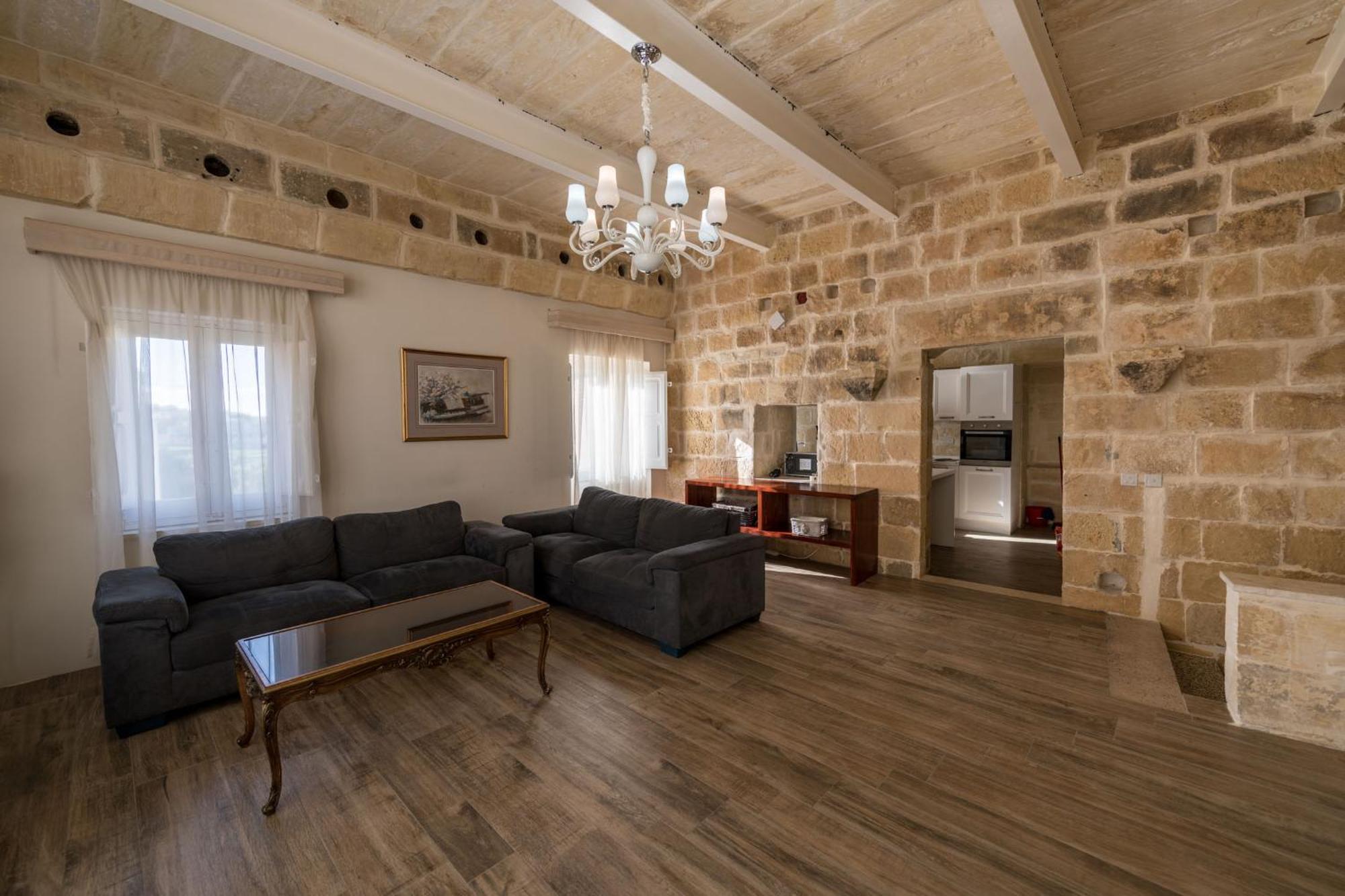 4 Bedroom With Private Pool Għarb