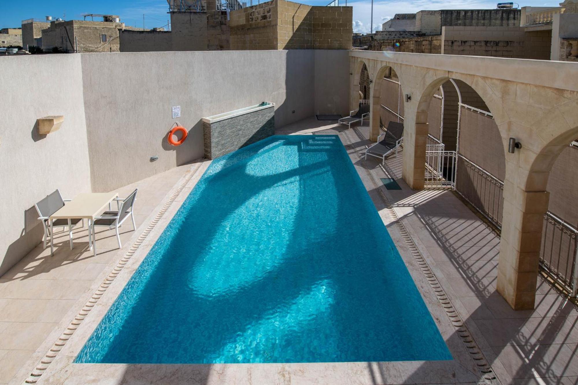 4 Bedroom With Private Pool Għarb