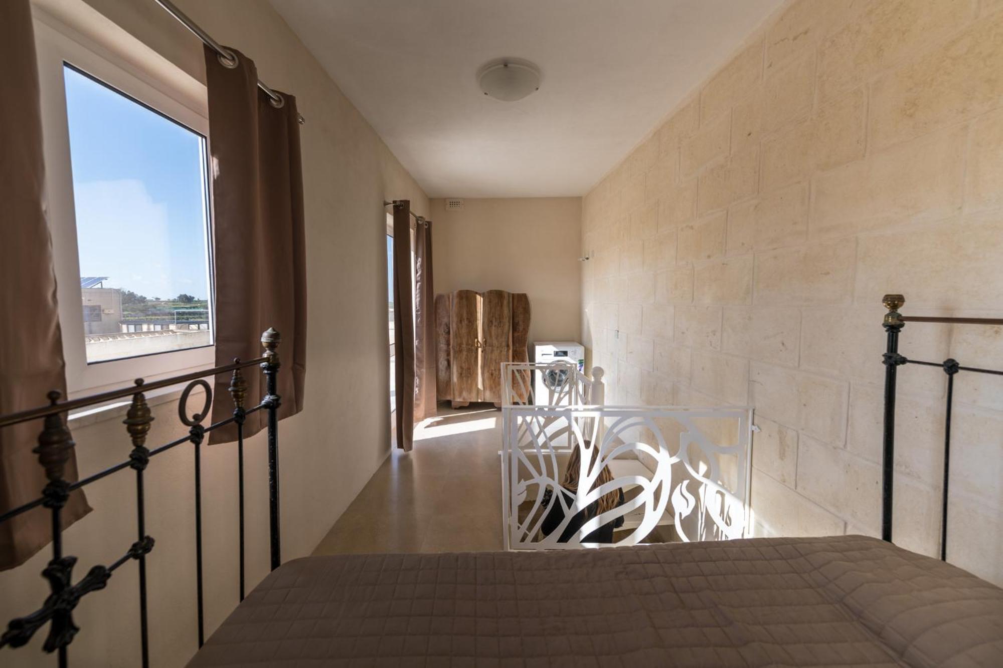 4 Bedroom With Private Pool Għarb