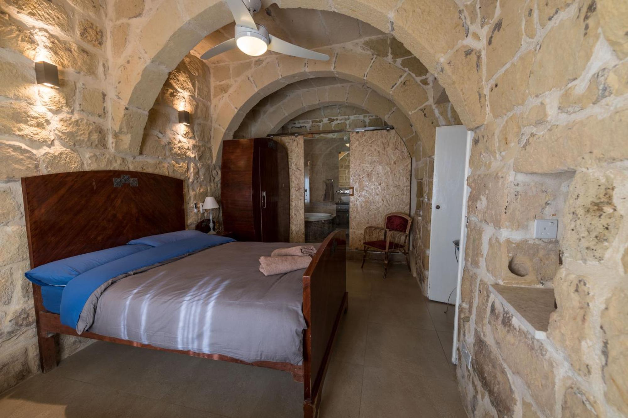 Casa vacanze 4 Bedroom With Private Pool Għarb
