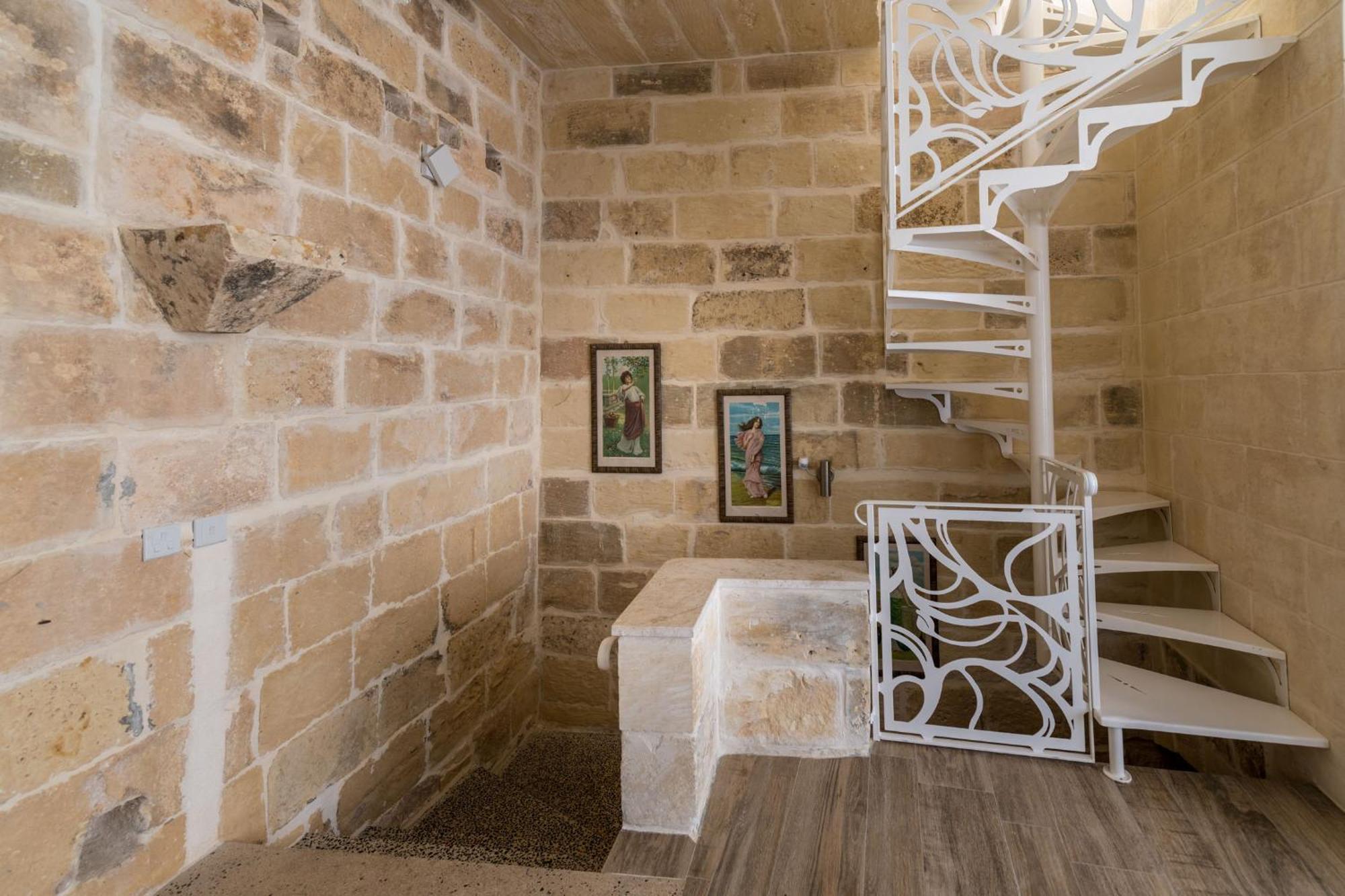 4 Bedroom With Private Pool Għarb
