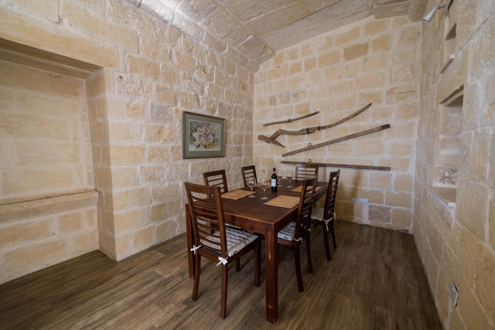 4 Bedroom With Private Pool Għarb